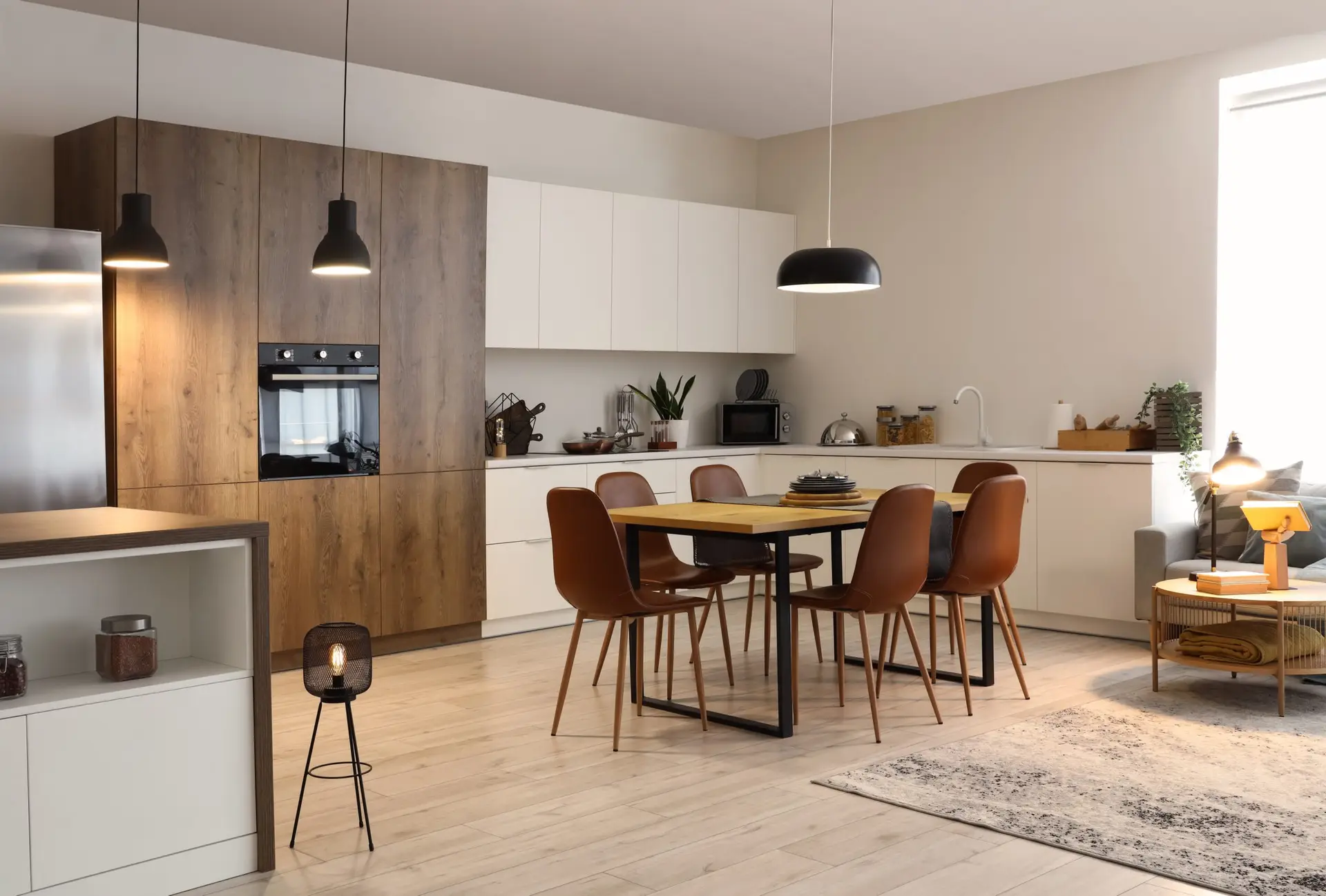 Interior,Of,Modern,Open,Plan,Kitchen,With,Dining,Table,And