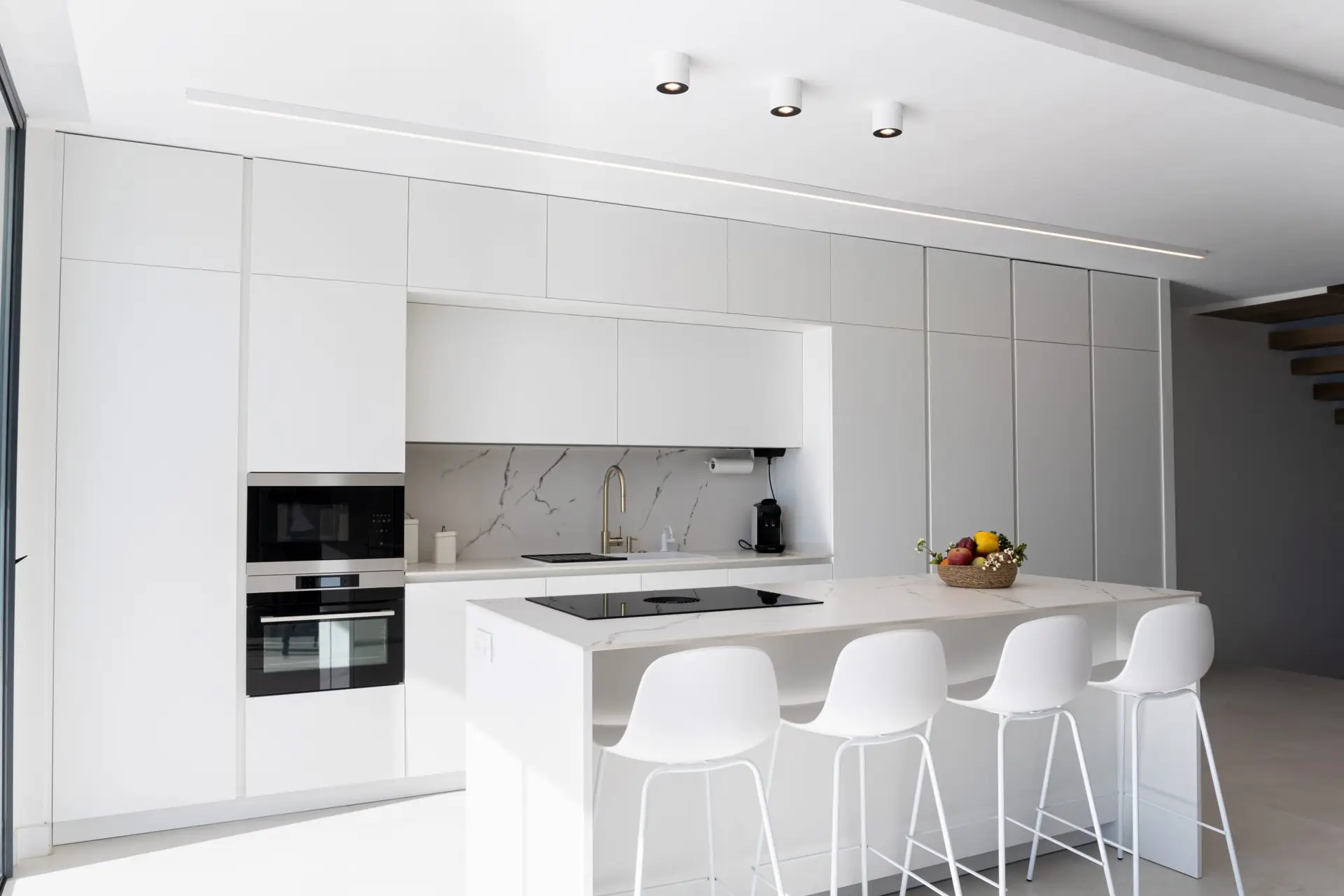 Modern,Minimalist,Marble,White,Kitchen,,Minimalist,Interior,Design.,Modern,Furniture